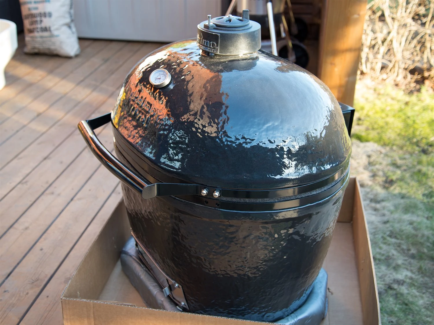 Primo Ceramic Oval Junior Charcoal Grill Smoker With Stainless Steel Grates - Image 11